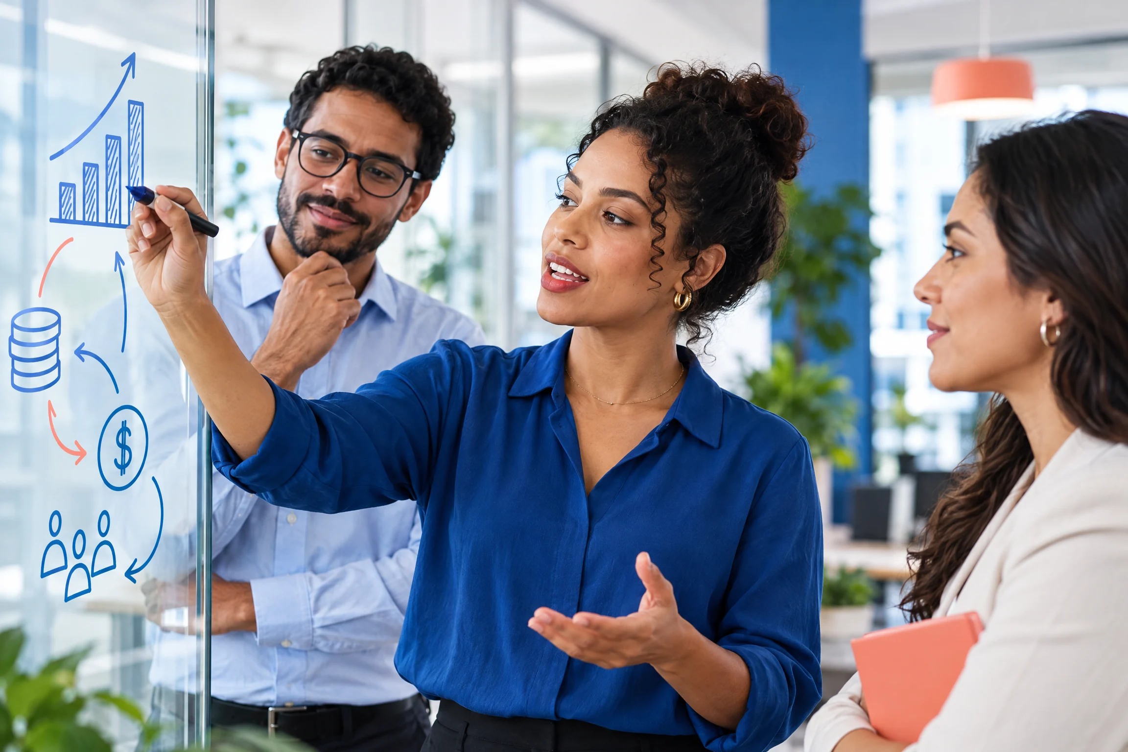 Equipe analisando um planejamento empresarial em quadro de vidro
